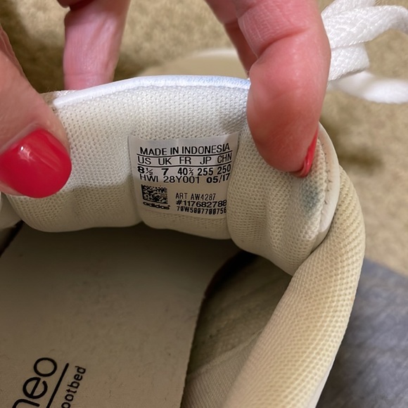 Adidas black and white sneaker- size 8.5 - Picture 5 of 7